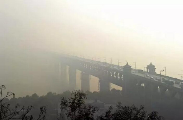 武汉的雾霾景观，空气污染严重