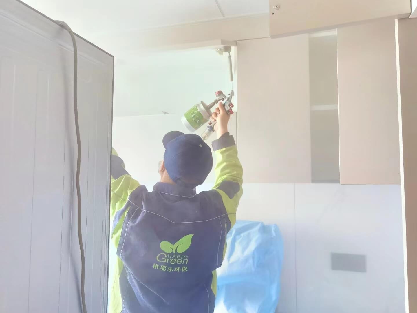 客厅沙发的底部，工作人员放置格瑞乐除甲醛空气净化球，净化沙发周边空气。
