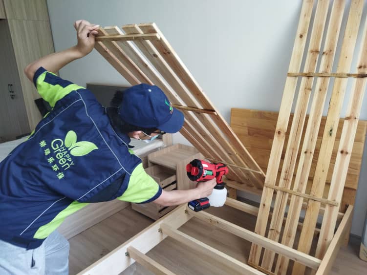 格瑞乐透明体系 让室内环保治理全程可追溯 室内环保治理行业鱼龙混杂,很多用户在选择服务时,都会陷入各种各样的顾虑:担心报价不透明,被隐形收费;担心施工不规范,偷工减料;担心检测数据造假,治理效果名不副实;担心售后无保障,出了问题无人负责。这些顾虑的存在,不仅让用户在选择服务时举棋不定,也严重影响了行业的整体口碑。而造成这些问题的核心,正是行业缺乏统一的标准和透明的体系,让部分不良商家有机可乘,损害用户利益。 作为深耕武汉本土、辐射全国的室内环保品牌,格瑞乐深知“公信力是品牌的生命线”。自成立以来,我们始终坚守“诚信为本、透明经营”的理念,搭建起覆盖“报价、施工、检测、售后”全链路的透明体系,把每一个环节都摆在阳光下,拒绝任何猫腻,让用户明明白白消费、安安心心治理,用实打实的透明,赢得用户的信任与认可。 格瑞乐的透明体系,首先体现在“报价透明”上,从根源上杜绝隐形消费。很多用户在咨询室内环保治理时,最担心的就是“低价吸引,高价收尾”——前期报价很低,施工过程中却以各种理由增加费用,让用户进退两难。为了解决这个痛点,格瑞乐制定了标准化的报价体系,所有服务项目、收费标准都公开透明,无任何隐形消费。我们会根据用户的户型面积、污染程度、治理需求,出具详细的报价单,明确列出检测费、治理费、材料费、服务费等每一项费用的明细,标注清楚服务内容和标准,让用户一目了然。同时,报价单一经确认,施工过程中不会随意增减费用,若用户有额外需求,会提前沟通,签订补充协议,确保用户的每一分钱都花得明白、花得放心。针对武汉本地不同户型、不同装修情况,我们还制定了针对性的报价参考,让用户在咨询初期就能对费用有清晰的认知,无需担心被“宰”。 其次是“施工透明”,让每一步操作都经得起检验。施工过程是室内环保治理的核心环节,也是用户最担心偷工减料的环节。为了让用户放心,格瑞乐建立了标准化施工流程,并实现施工全程透明化。一方面,我们会在施工前向用户公示施工方案,明确施工步骤、使用的产品、施工时长、施工标准,让用户清楚知道“我们要怎么做”;另一方面,施工过程中,用户可以全程监督,我们的技术人员会主动向用户讲解每一步操作的目的和效果,比如光触媒喷涂时,会说明喷涂的厚度、范围对治理效果的影响,生物触媒使用时,会讲解如何渗透板材内部分解污染。同时,我们会对施工过程进行全程拍照、录像,留存档案,用户后续有任何疑问,都可以随时调取查看。此外,我们使用的所有治理产品,都有明确的品牌、型号、合格证,会提前向用户展示,产品成分、功效、安全性都可追溯,拒绝使用三无产品,确保施工过程合规、产品安全有效。 “检测透明”是格瑞乐透明体系的核心,也是保障治理效果的关键。很多用户担心检测数据造假,明明污染没达标,却被告知合格,入住后依然面临健康风险。为了杜绝这种情况,格瑞乐坚持“检测独立、数据真实、标准统一”的原则,让检测结果全程可追溯。首先,我们使用的检测设备均为符合国家CMA标准的专业设备,定期校准,确保检测精度;其次,检测过程全程公开,用户可以全程参与,检测前会检查设备状态、归零校准,检测时会对每一个房间、每一个关键点位进行检测,检测后当场出具检测报告,明确标注检测数据、参考标准、结果判定,让用户亲眼见证数据的真实性;再次,我们支持第三方权威机构复检,用户若对检测结果有疑问,可以自行委托第三方CMA检测机构进行检测,若检测结果与我们不符,我们会承担相应责任,并免费进行二次治理;最后,所有检测数据都会录入用户专属档案,同步上传至云端平台,用户可以随时查询,确保数据真实可追溯,让用户对治理效果有清晰的认知。 最后是“售后透明”,让服务保障看得见、摸得着。很多用户担心治理后“商家跑路”“售后无人管”,格瑞乐通过透明化的售后体系,彻底打消用户的后顾之忧。我们会在治理完成后,向用户出具详细的售后服务承诺书,明确售后服务内容、响应时间、责任范围,比如免费复检的次数和时间、质保期限、维保范围、紧急响应机制等,让用户清楚知道自己能享受哪些售后保障。同时,我们建立了完善的售后档案体系,用户的每一次售后咨询、每一次上门服务,都会详细记录,包括服务内容、处理结果、用户反馈等,确保售后全程可追溯。针对武汉本地用户,我们承诺1小时响应售后需求,24小时内上门处理,外地用户48小时内上门,确保用户的问题能得到及时解决。此外,我们会定期向用户推送售后回访信息,了解用户的使用体验和需求,主动排查问题,做到“问题早发现、早解决”,用贴心的售后让用户感受到实实在在的保障。 格瑞乐的透明体系,不仅是对用户的承诺,更是对自身的严格要求。我们深知,室内环保治理关乎用户的健康,容不得半点马虎和猫腻。只有坚持透明经营,才能赢得用户的信任,才能推动行业健康发展。多年来,格瑞乐凭借透明的体系、专业的服务、真实的效果,赢得了武汉本地及全国众多用户的认可,很多用户都是通过朋友推荐选择我们,这正是品牌公信力的最好体现。 未来,格瑞乐会持续完善透明体系,不断优化每一个环节,让透明成为品牌的核心竞争力。我们希望通过自己的努力,带动整个行业走向规范化、透明化,让更多用户在选择室内环保治理服务时,无需再顾虑重重,只需放心选择,安心享受健康呼吸。选择格瑞乐,就是选择一份透明的承诺,一份可靠的保障,一份对健康的郑重守护。